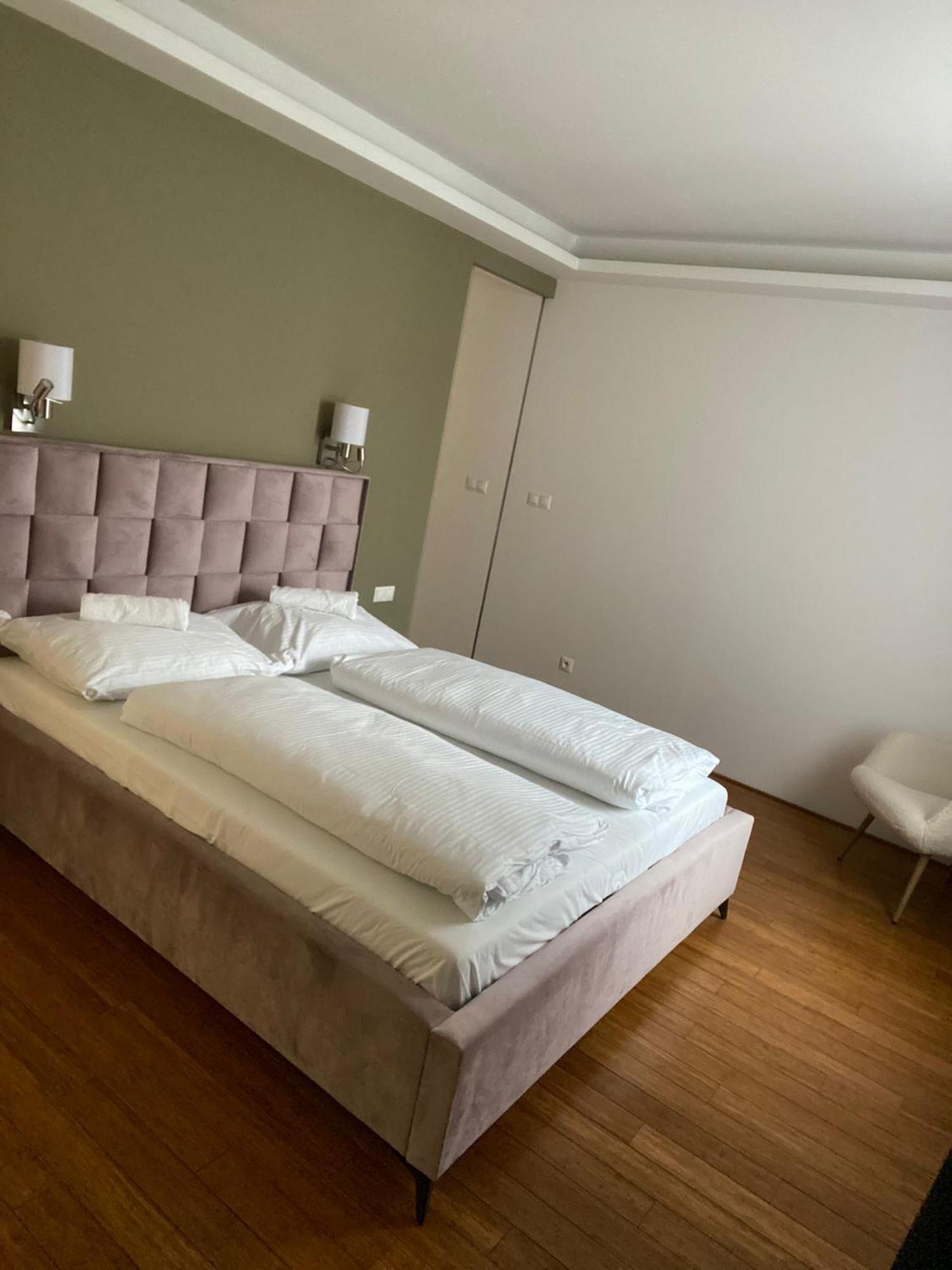 Old Town Apartment Братислава Екстер'єр фото